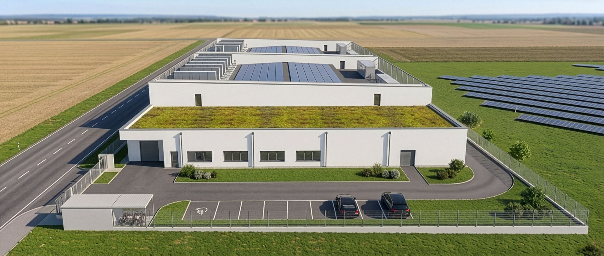 Frontansicht eines Rechenzentrums mit Gründach, Solarmodulen, Parkplätzen und angrenzendem Solarpark in einer Feldlandschaft.